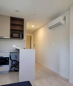 una cocina vacía con nevera en una habitación en Moderno y equipado, cerca del Paseo la Galeria, en Asunción