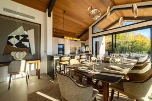 En restaurant eller et andet spisested på Villa Rita - vue Lac