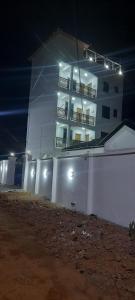 ein Gebäude mit Lichtern in der Nacht in der Unterkunft Regal Royal Suites in Kokrobite