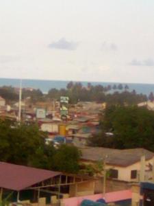 ein Blick auf eine Stadt mit dem Meer im Hintergrund in der Unterkunft Regal Royal Suites in Kokrobite + 3 Fotos