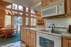 O bucătărie sau chicinetă la Forest Ridge