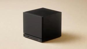 Un orador negro sentado sobre un fondo blanco en Smoke Tests Hotel, en Ámsterdam