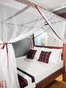 a bed with a canopy in a room at Marini Ndoto in Themi