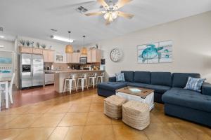 Η κουζίνα ή μικρή κουζίνα στο Sunny Townhome with Pool Access about 1 Mi to Beach