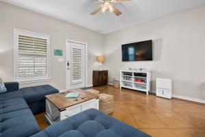 Μια τηλεόραση ή/και κέντρο ψυχαγωγίας στο Sunny Townhome with Pool Access about 1 Mi to Beach