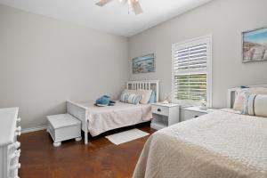 Ένα ή περισσότερα κρεβάτια σε δωμάτιο στο Sunny Townhome with Pool Access about 1 Mi to Beach +16 φωτογραφίες