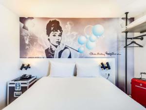 Ένα ή περισσότερα κρεβάτια σε δωμάτιο στο Ibis Styles Paris Saint Denis La Plaine