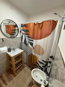 ビージャ・アニサカテにあるCabaña tranquila y gran parque ideal para parejasの洗面台とシャワーカーテン付きのバスルーム