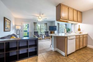 an open kitchen and living room in a home at 28 Lodge in Hood River +12 photos