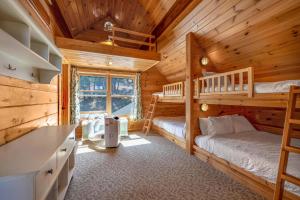 una camera con 2 letti a castello in una baita di tronchi di Straight From The Heart a Wahkiacus