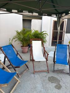 a couple of chairs sitting under a green umbrella at Casa con Piscina Privada in Salinas