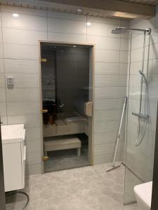 Et badeværelse på Naava Chalet lomahuoneistot