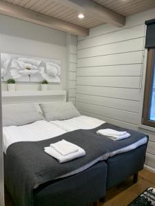 En eller flere senge i et værelse på Naava Chalet lomahuoneistot