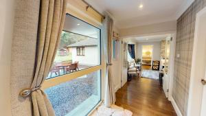 un corridoio con una grande finestra e un soggiorno di Woodland House a Tomatin