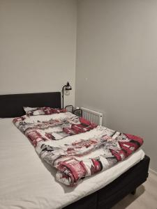 En eller flere senge i et værelse på Kiva kaksio