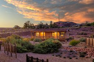 a house in the middle of the desert at Willow Street Cottages in Bluff