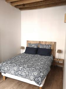 Una cama o camas en una habitación de Appartement Crémieu Centre