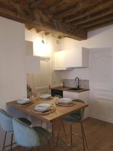 Una cocina o cocineta en Appartement Crémieu Centre