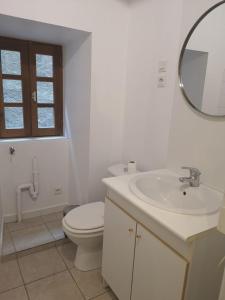 Un baño de Appartement Crémieu Centre