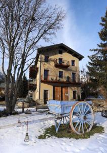 a blue cart in front of a house at L'Autentic in Aussois