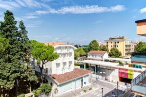 una vista aérea de una calle de la ciudad con edificios en Appartamento Crima Luxury, en Misano Adriatico