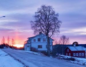 Η ανατολή ή δύση του ηλίου όπως φαίνεται από αυτό το διαμέρισμα ή από εκεί κοντά