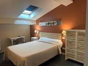 Postel nebo postele na pokoji v ubytování Hotel Azur + 58 fotografií