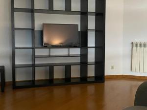 een woonkamer met een tv aan de muur bij Valença RoofTop by Beeflats BnB in Valença