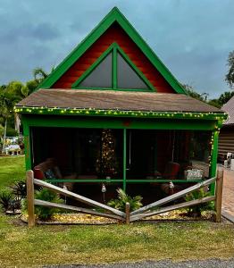 Κήπος έξω από το Gingerbread Cozy Log Cabin with Beautiful Sunsets