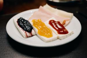 un piatto bianco con quattro dessert su un tavolo di Portal Hotel Mogi Mirim a Mogi Mirim