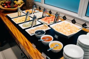 un buffet con diversi tipi di cibo su un bancone di Portal Hotel Mogi Mirim a Mogi Mirim Altre 116 foto