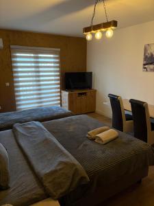 Ένα ή περισσότερα κρεβάτια σε δωμάτιο στο Apartman Ika 4N