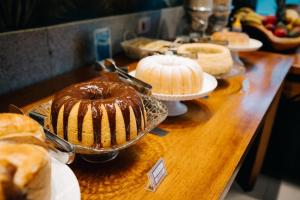 una tavola con diversi tipi di torte e pasticcini di Portal Hotel Mogi Mirim a Mogi Mirim