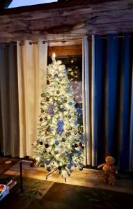 Galeriebild der Unterkunft Gingerbread Cozy Log Cabin with Beautiful Sunsets in Okeechobee