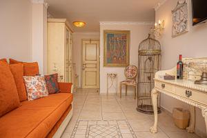 Гостиная зона в Parthenon Art Hotel