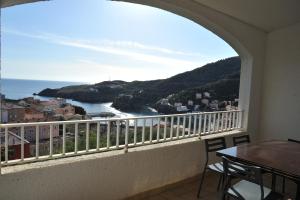 ein Balkon mit Blick auf das Meer in der Unterkunft Vue mer 66 in Cerbère
