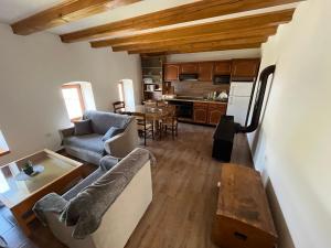 ein Wohnzimmer mit Sofa und Tisch in der Unterkunft Planinska kuća 