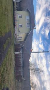 un edificio situato sul fianco di una collina di la Sat a Marga