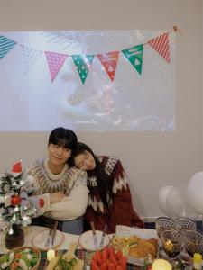 Zwei Frauen stehen hinter einem Tisch mit Essen. in der Unterkunft Blue Mansion Seoul in Seoul