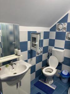 un bagno blu e bianco con un water e un lavandino di la Sat a Marga Altre 6 foto