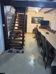 una sala da pranzo con un lungo tavolo e sedie di la Sat a Marga