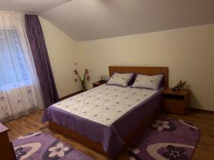 una camera da letto con un letto con due cuscini e una finestra di la Sat a Marga