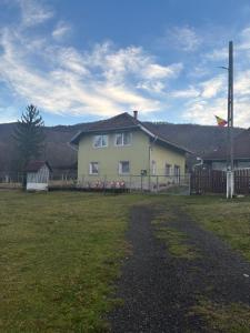 una casa in un cortile con una bandiera su un palo di la Sat a Marga