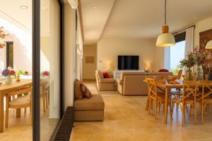 ein Esszimmer und ein Wohnzimmer mit Tisch und Stühlen in der Unterkunft Villa Las Encinas - Calidad y Confort en Llanes in Cuerres