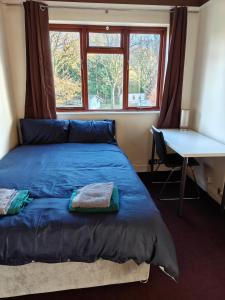 En eller flere senge i et værelse på Wilmslow House