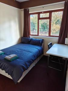 En eller flere senge i et værelse på Wilmslow House