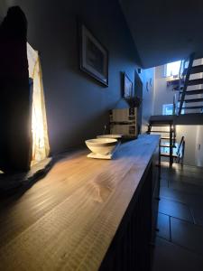 RiolsにあるLe Clos D'audioのボウルが置かれたカウンターのあるキッチン