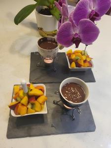 RiolsにあるLe Clos D'audioのフルーツの皿3枚とチョコレートのボウルが置かれたテーブル +42枚の写真