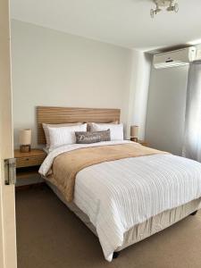 Ένα ή περισσότερα κρεβάτια σε δωμάτιο στο Kloppenheim Sectional Lifestyle Complex