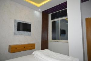 Un pat sau paturi într-o cameră la Ramchandra Resort